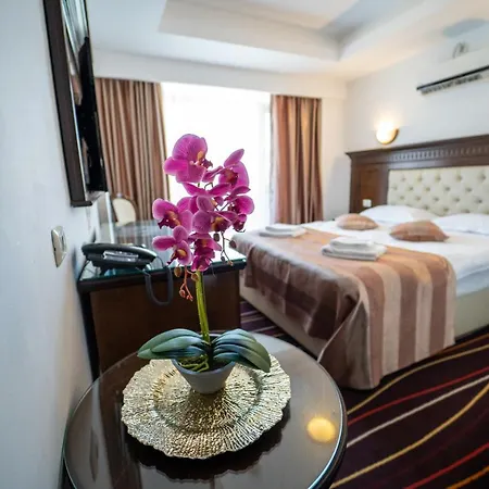 Marina Bay Boutique Mamaia